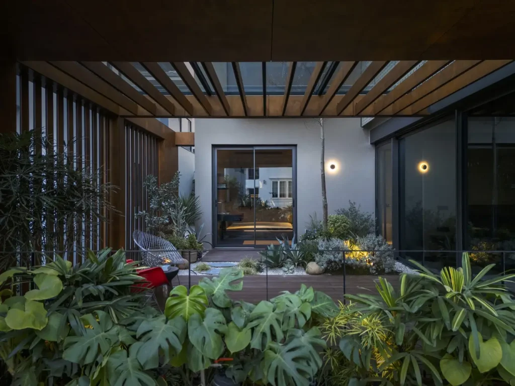 phong cách nội thất tropical sử dụng màu xanh lá cây, xanh biển và vàng ấm