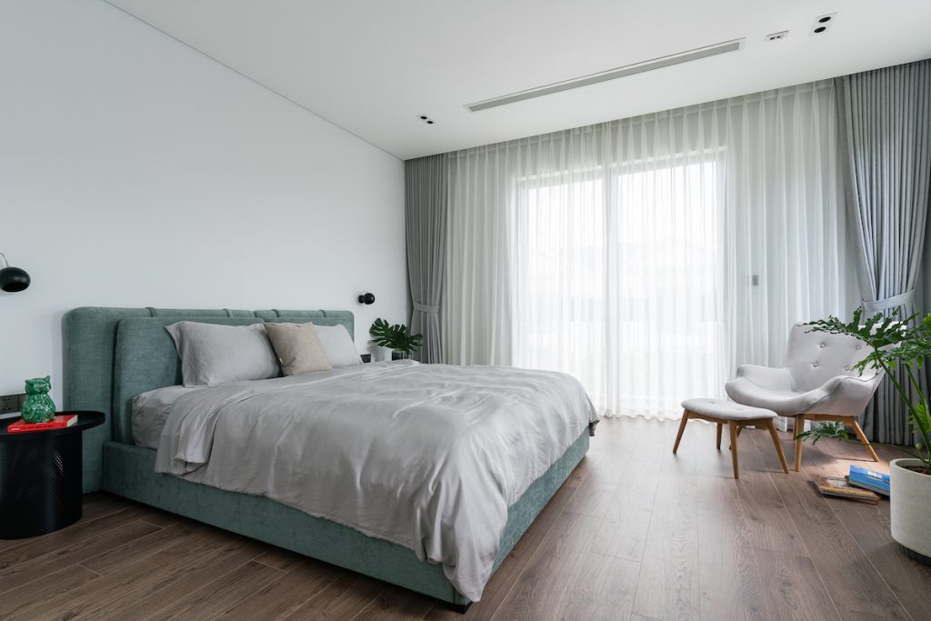 thiết kế nội thất chung cư 55m2 với hệ cửa sổ lớn