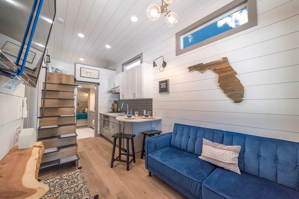 mẫu thiết kế nội thất phòng khách nhà ống sử dụng gam màu sáng