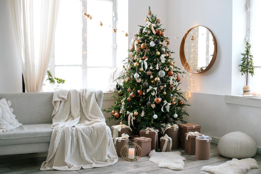 trang trí cây thông noel với hộp quà tông màu ấm áp