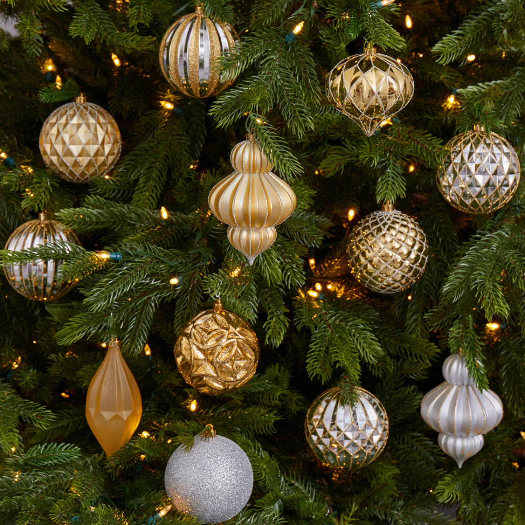 trang trí cây thông noel với quả châu