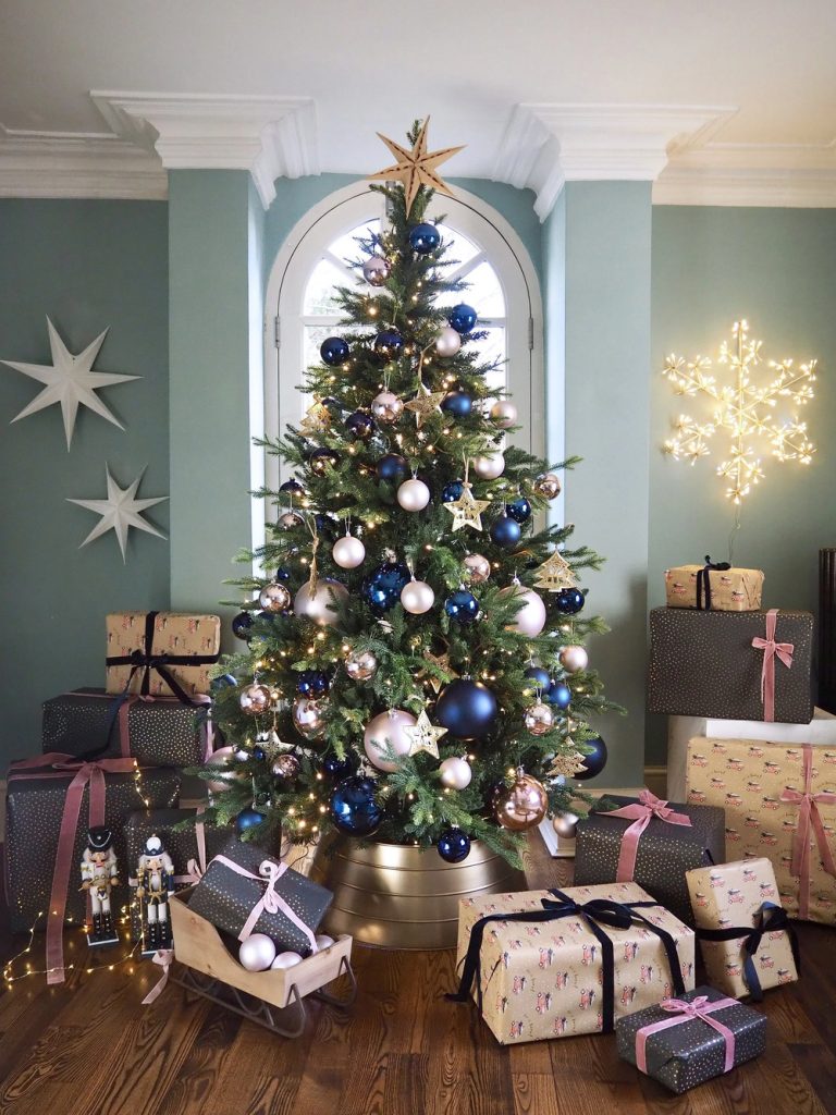 trang trí cây thông noel với quả châu nhiều màu sắc