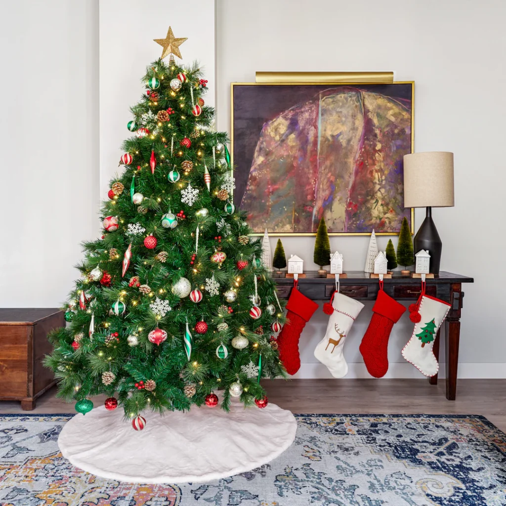 trang trí cây thông noel với tất 