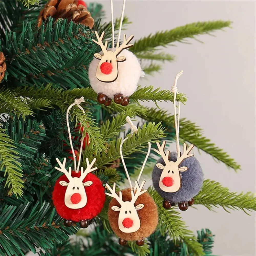 trang trí cây thông noel với tuần lộc cho bé