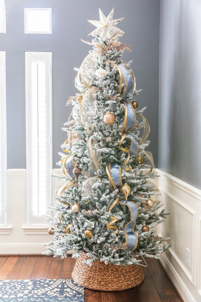 trang trí cây thông noel với dây ruy băng