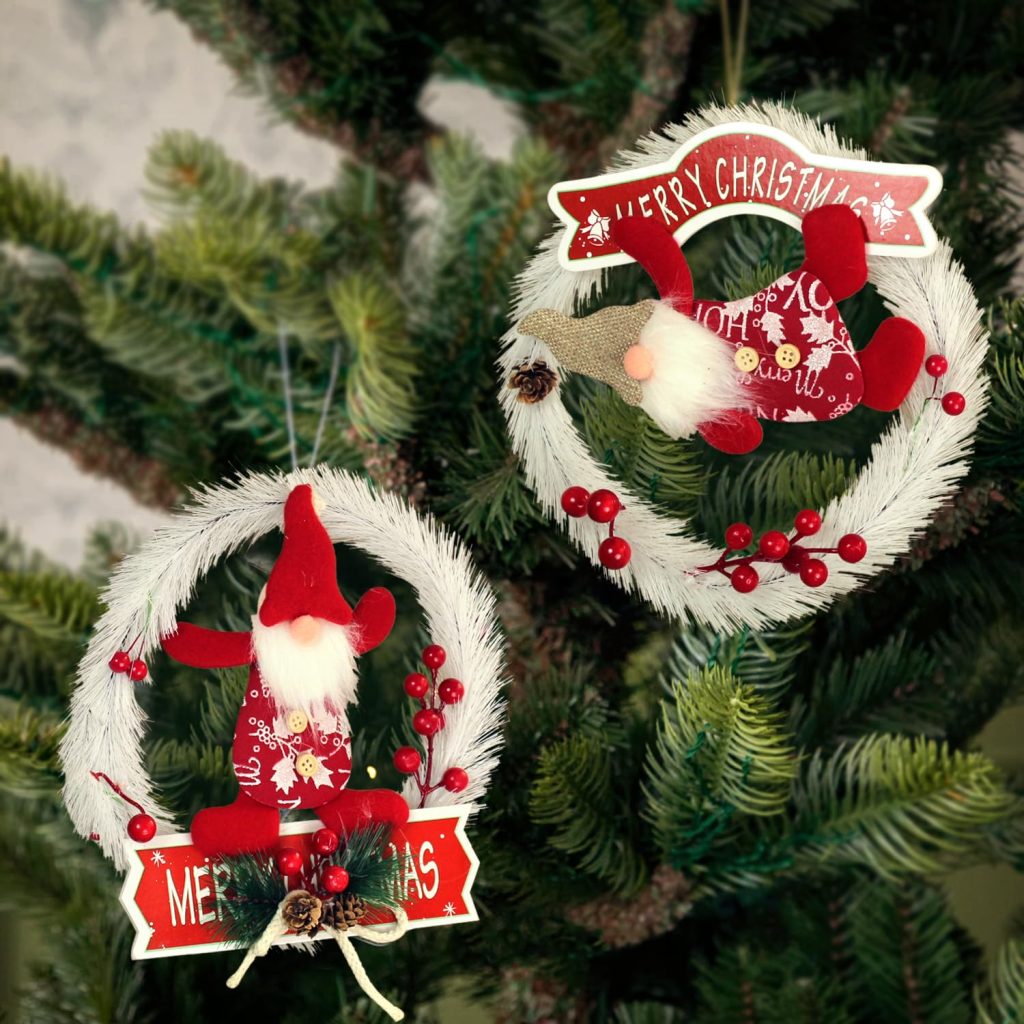 trang trí cây thông noel với vòng nguyệt quế độc đáo