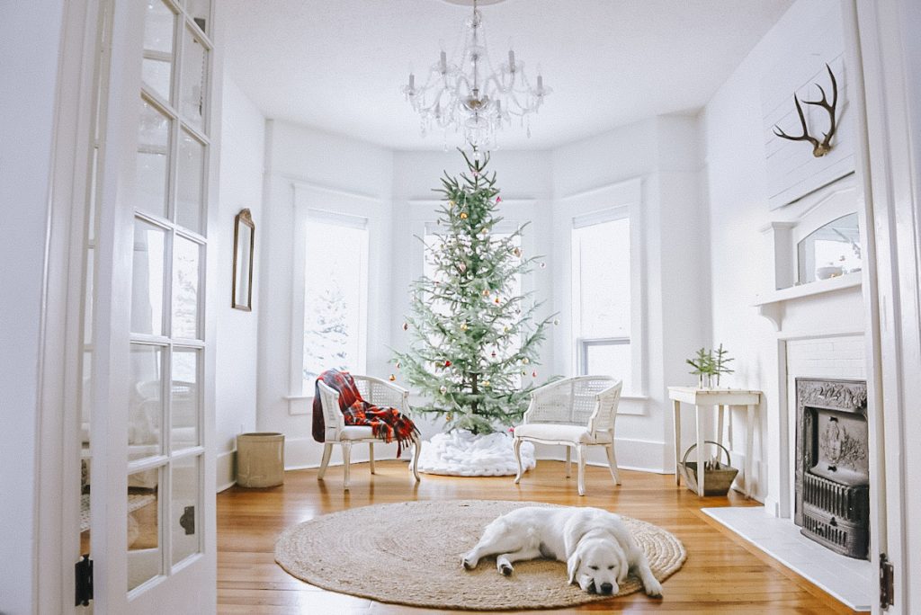 trang trí cây thông noel phong cách tối giản hiện đại