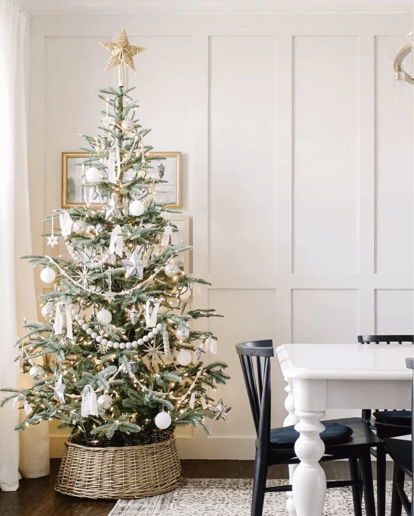 trang trí cây thông noel theo tông màu trắng