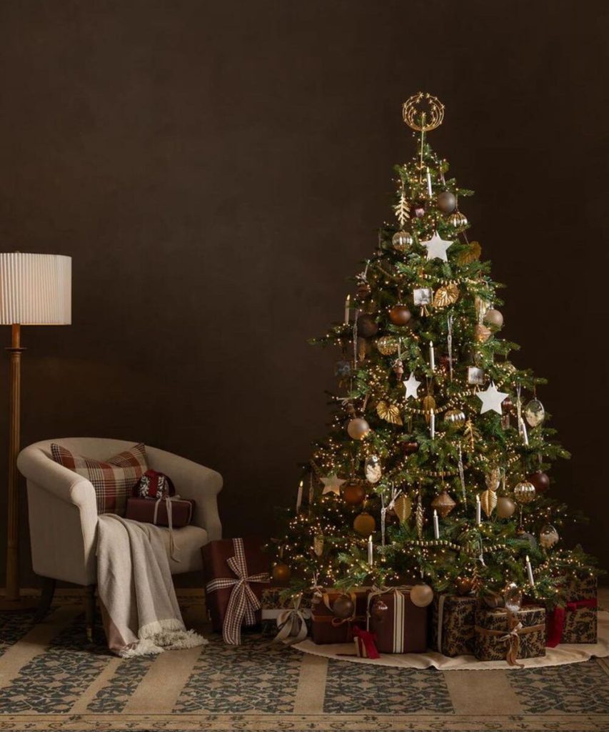 trang trí cây thông noel theo tông màu nâu ấm áp