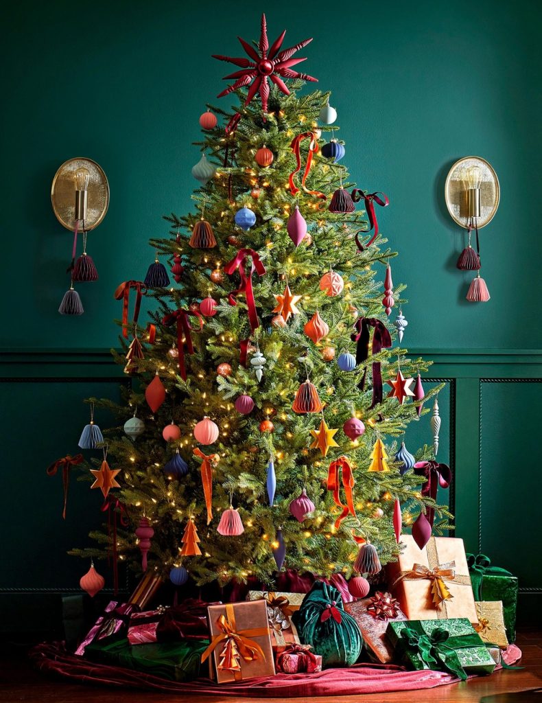 trang trí cây thông noel với các món đồ tự làm