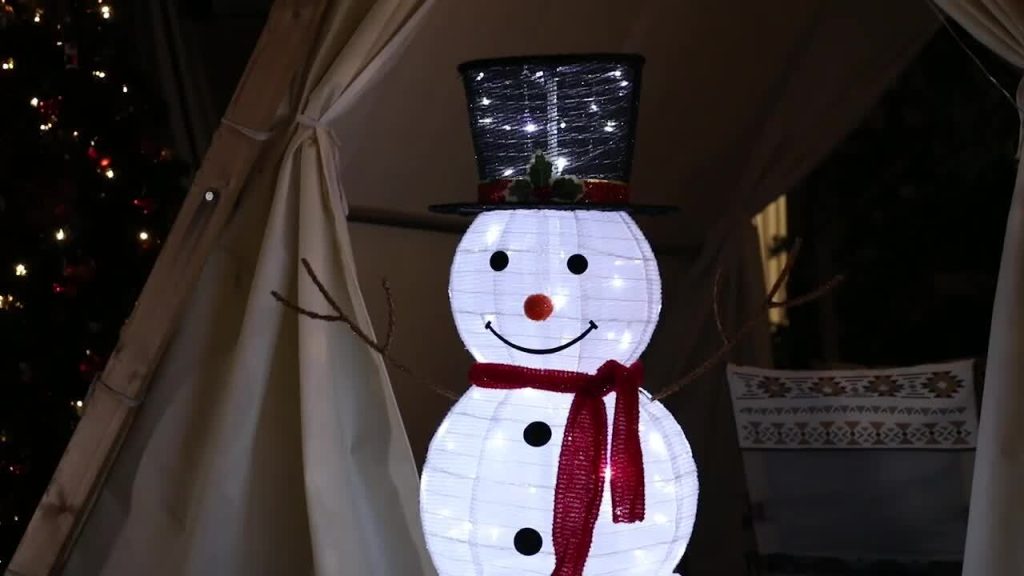trang trí noel bằng Mô hình người tuyết
