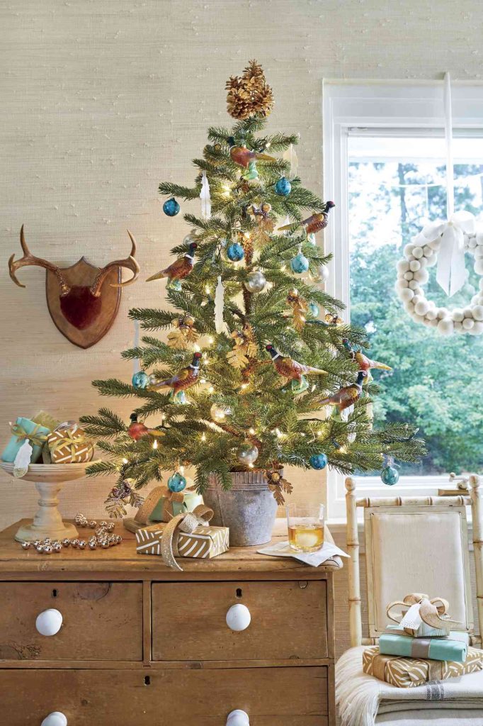 trang trí noel cho cửa kính với cây thông và hộp quà