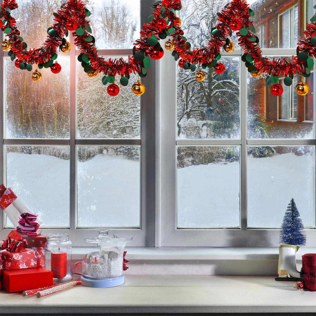 trang trí noel cho cửa kính với dây kim tuyến màu sắc