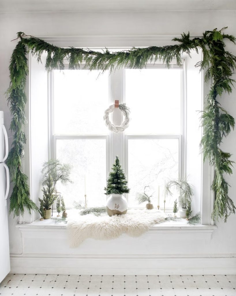 trang trí noel cho cửa kính phong cách tối giản