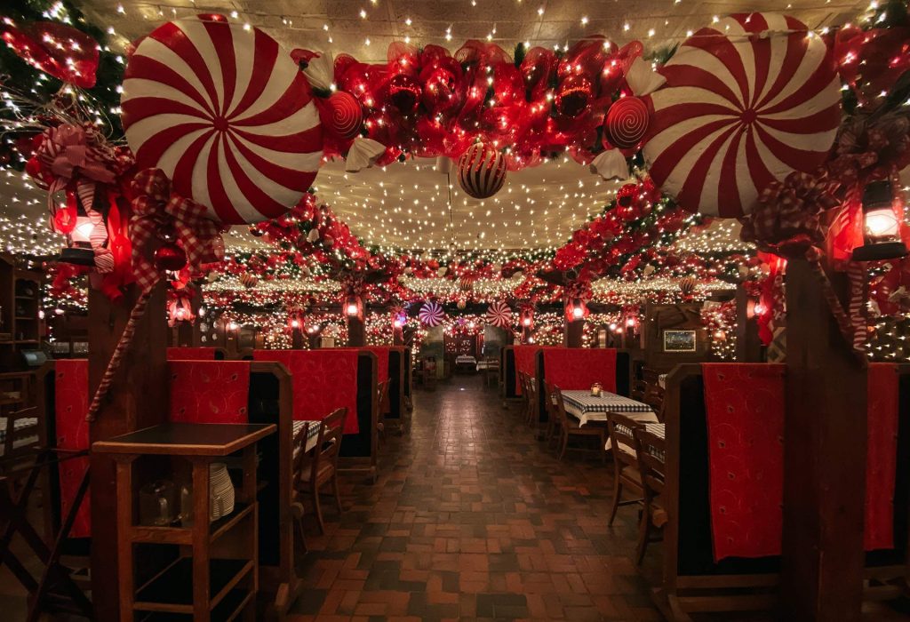 trang trí noel quán cafe bằng quả châu