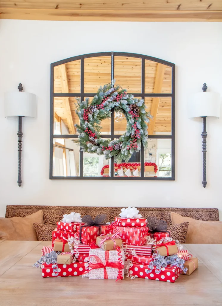 trang trí noel quán cafe với hộp quà xinh xắn