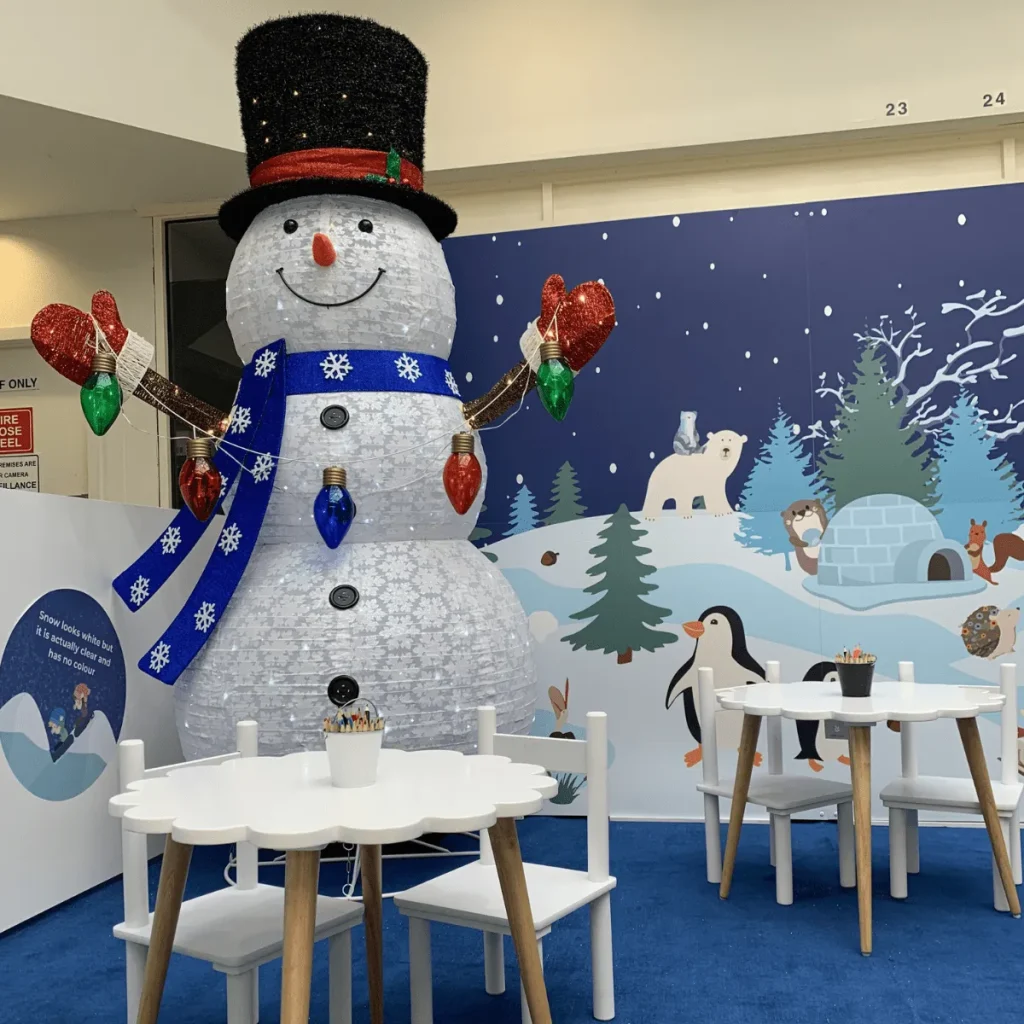 trang trí noel quán cafe với mô hình người tuyết