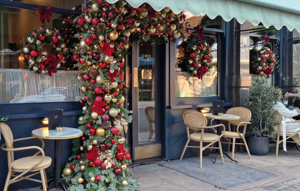 trang trí noel quán cafe với vòng nguyệt quế