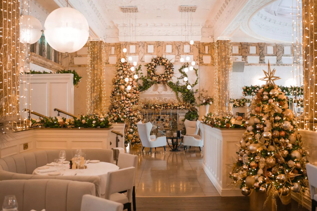 trang trí noel quán cafe với vòng nguyệt quế sang trọng