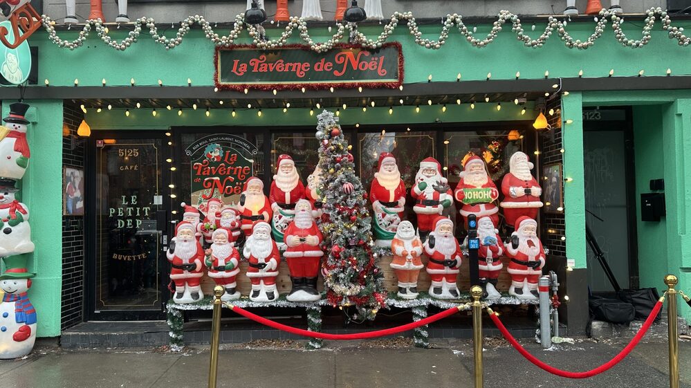 trang trí noel quán cafe bằng Mô hình ông già Noel