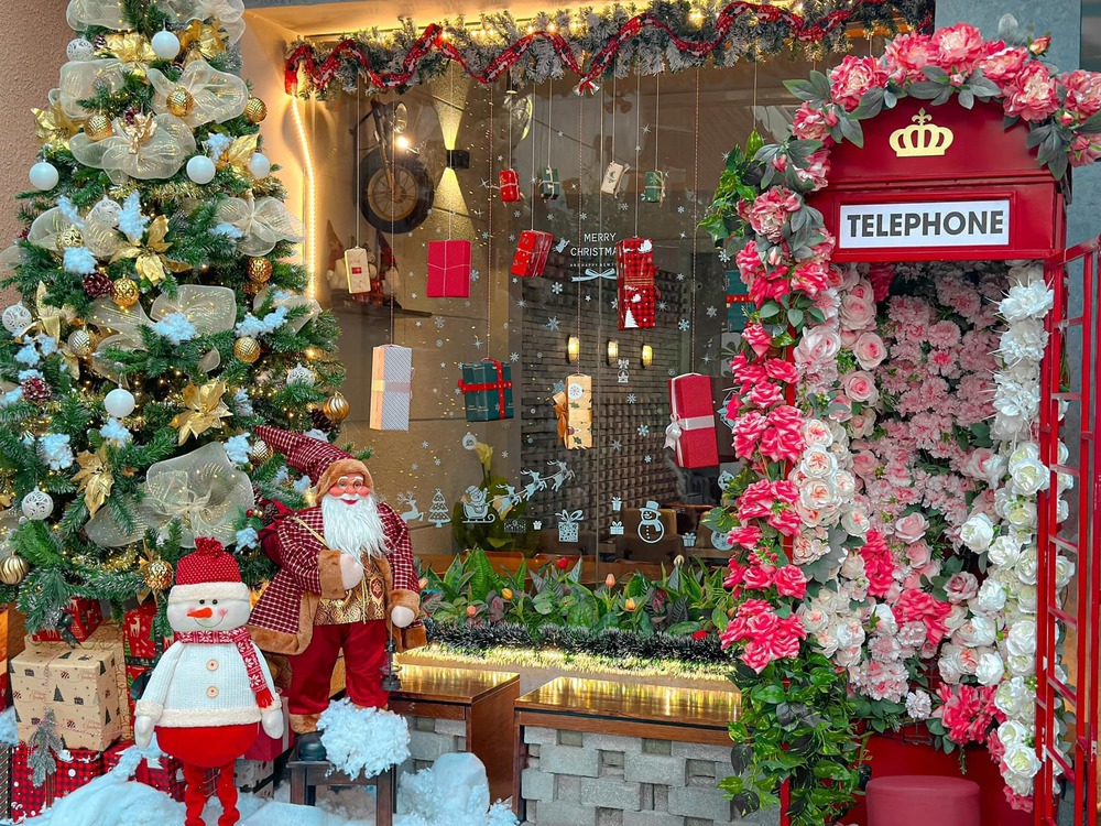 trang trí noel quán cafe với ông già Noel