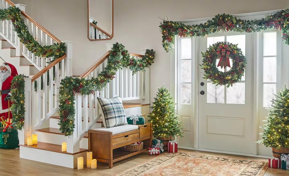 trang trí noel tại nhà ở khu vực cầu thang