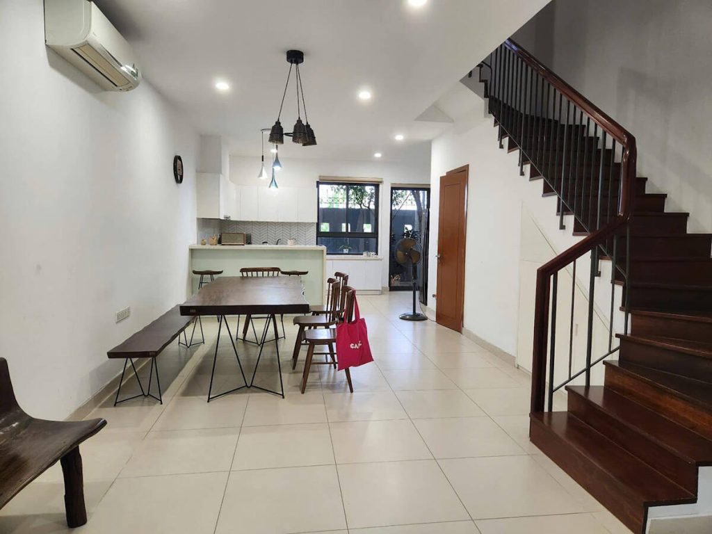 cầu thang gỗ tự nhiên