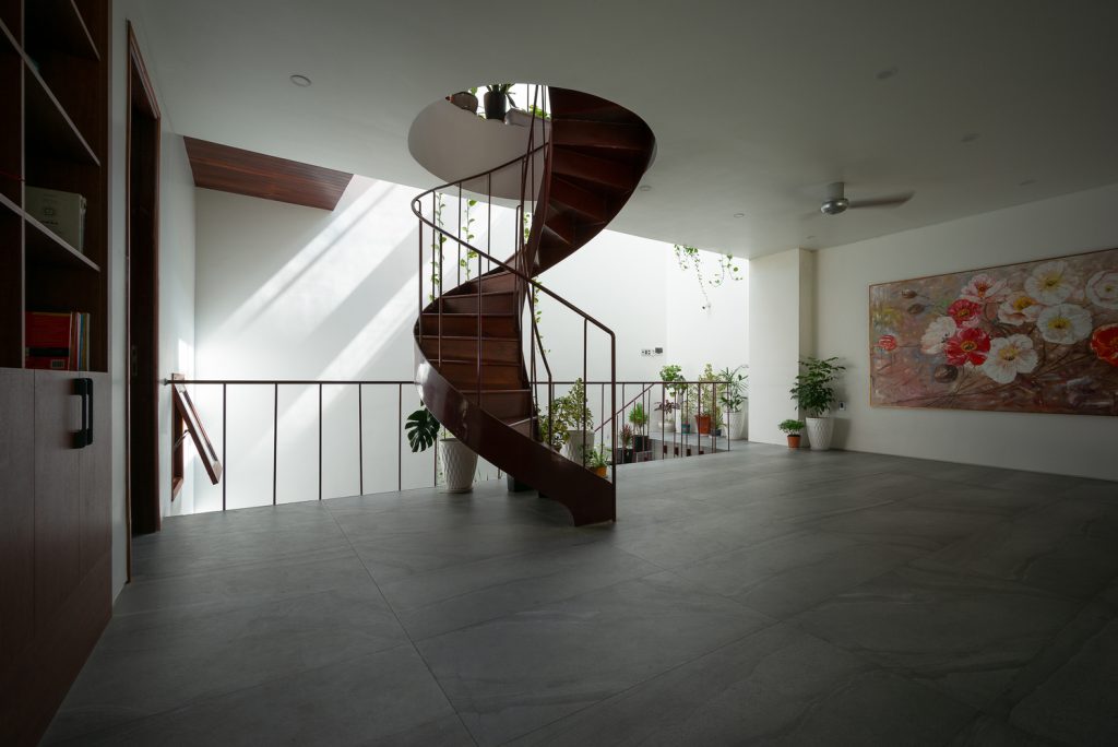 cầu thang gỗ nhà ống độc đáo