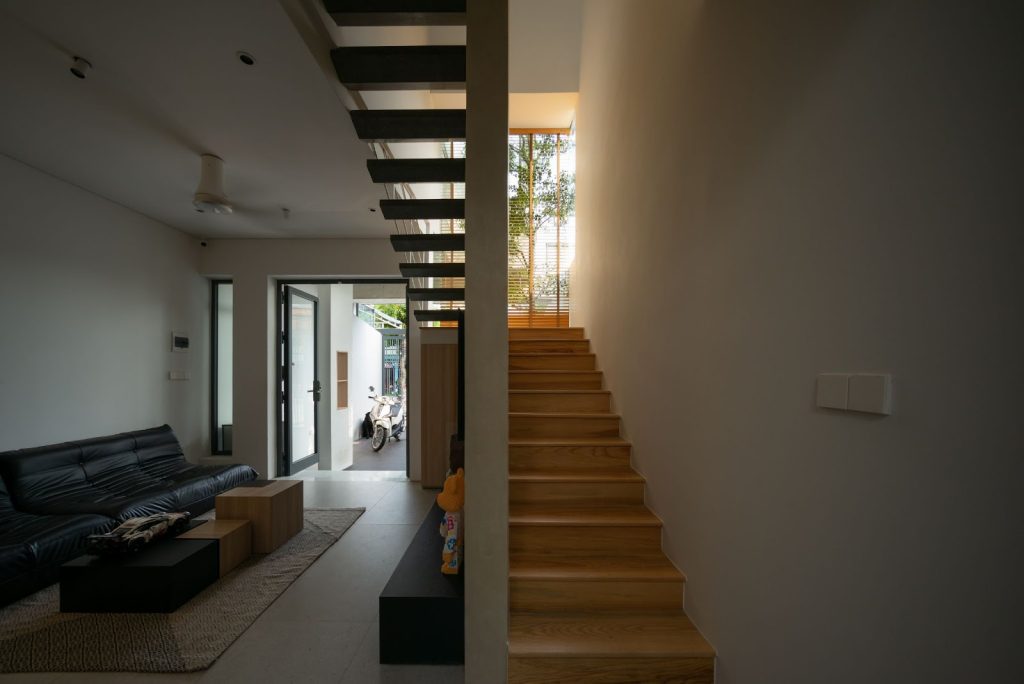 cầu thang gỗ nhà ống đơn giản