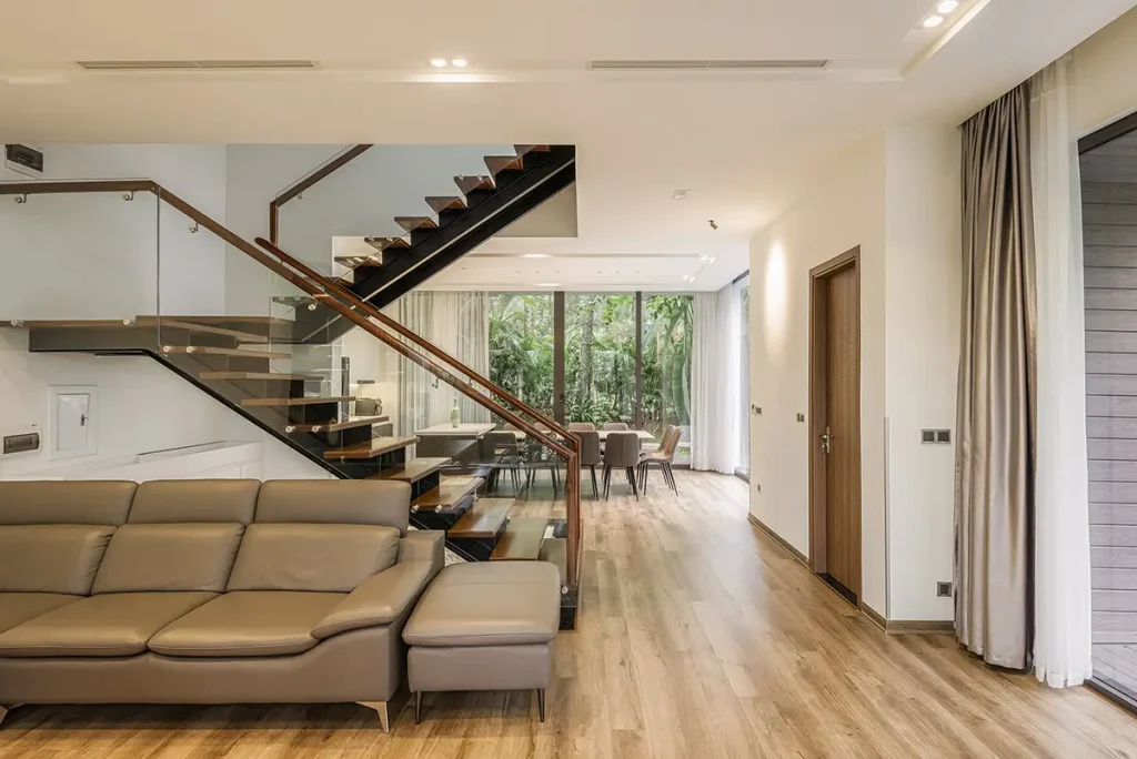 cầu thang gỗ kết hợp kính cường lực