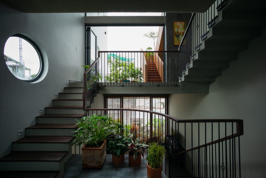 cầu thang gỗ khung sắt