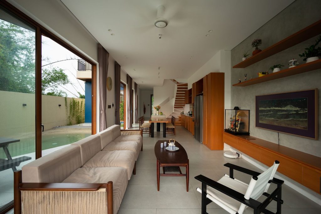 decor phòng khách với kệ treo tường gỗ