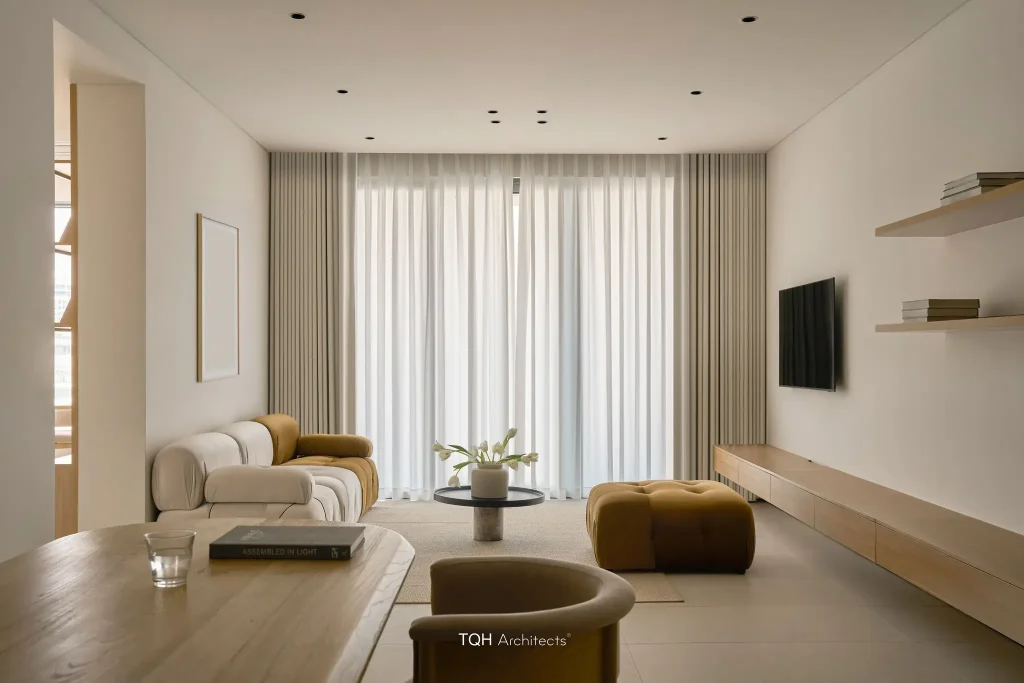 decor phòng khách với kệ treo tường