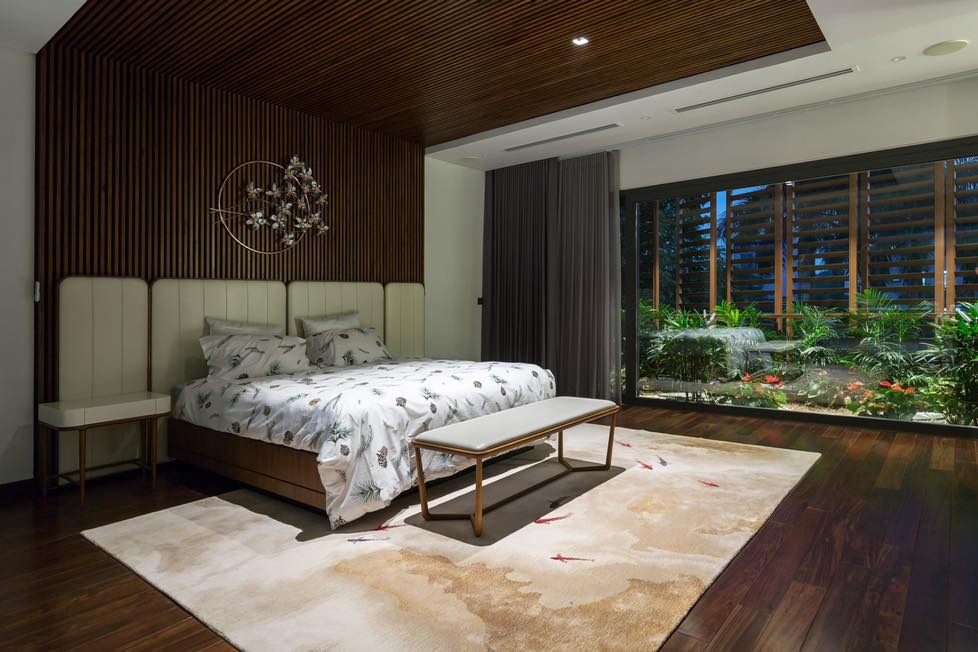 gạch giả gỗ nâu óc chó cho phòng ngủ