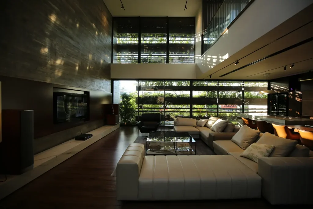 phối màu gạch ốp tường phòng khách vẫn gỗ ấm cúng