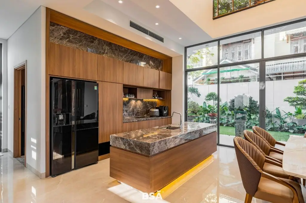 thiết kế nội thất gỗ óc chó cao cấp cho phòng bếp biệt thự