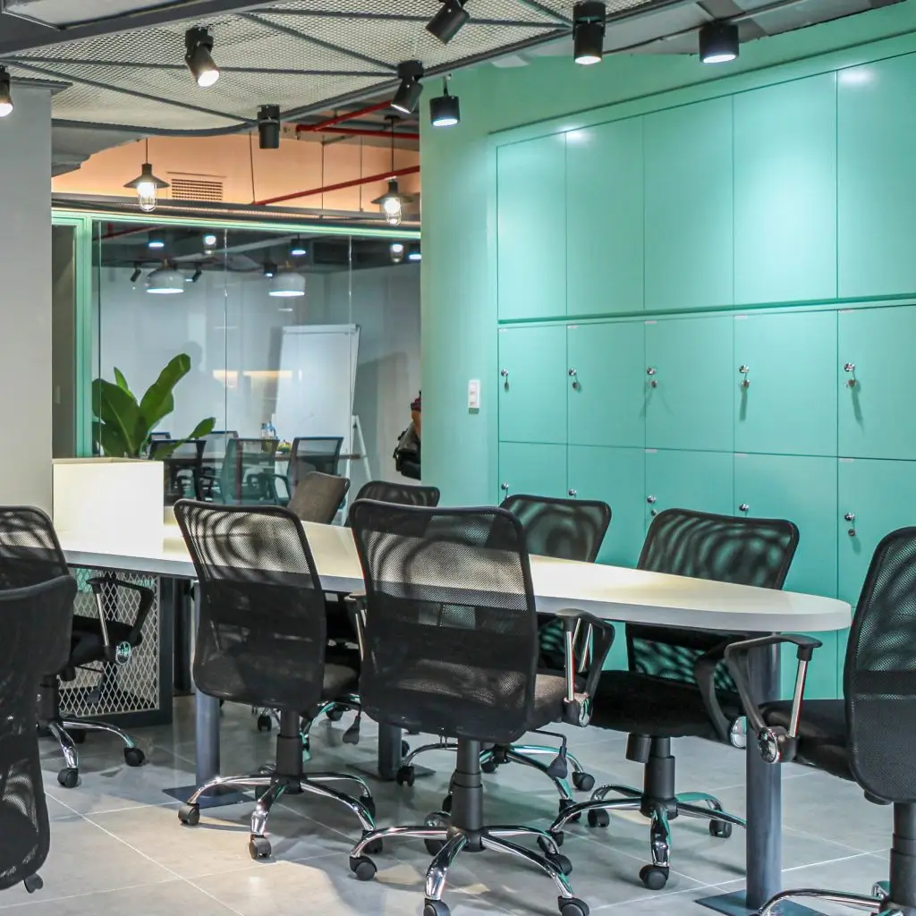 thiết kế nội thất văn phòng sử dụng bàn họp kích thước vừa phải