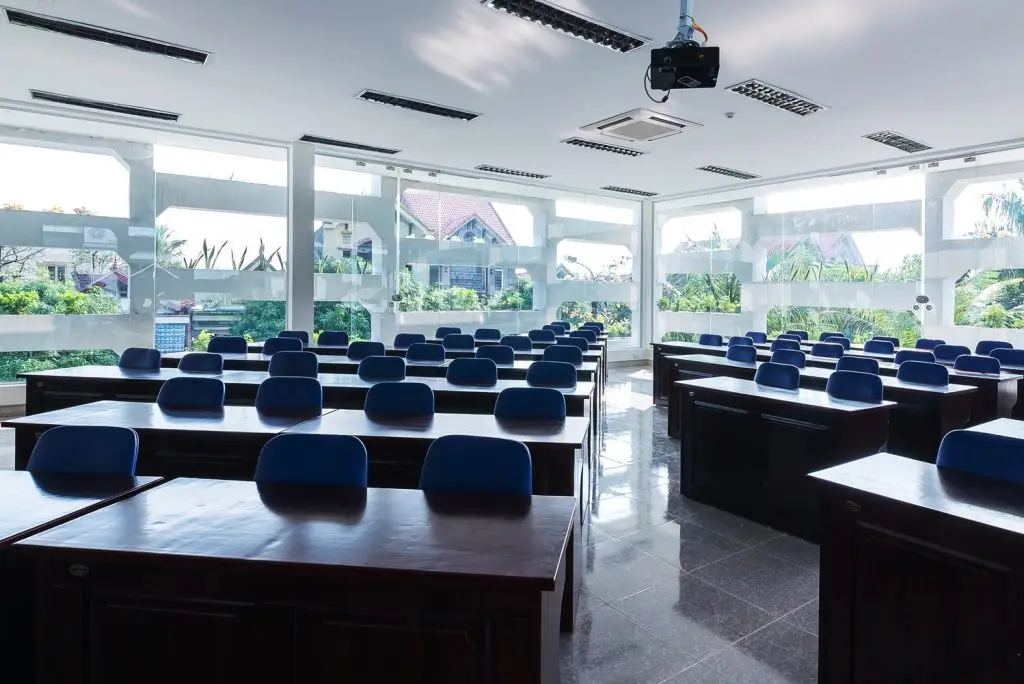 thiết kế nội thất văn phòng sử dụng vật liệu đảm bảo độ bền