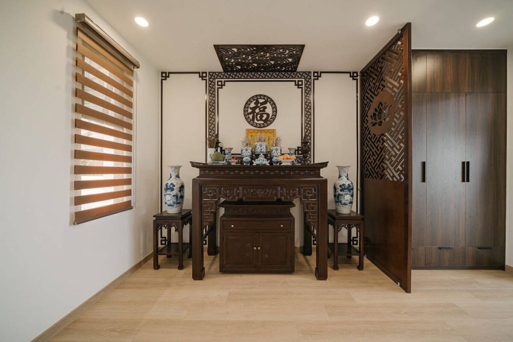 vách ngăn phòng khách bằng gỗ với bàn thờ