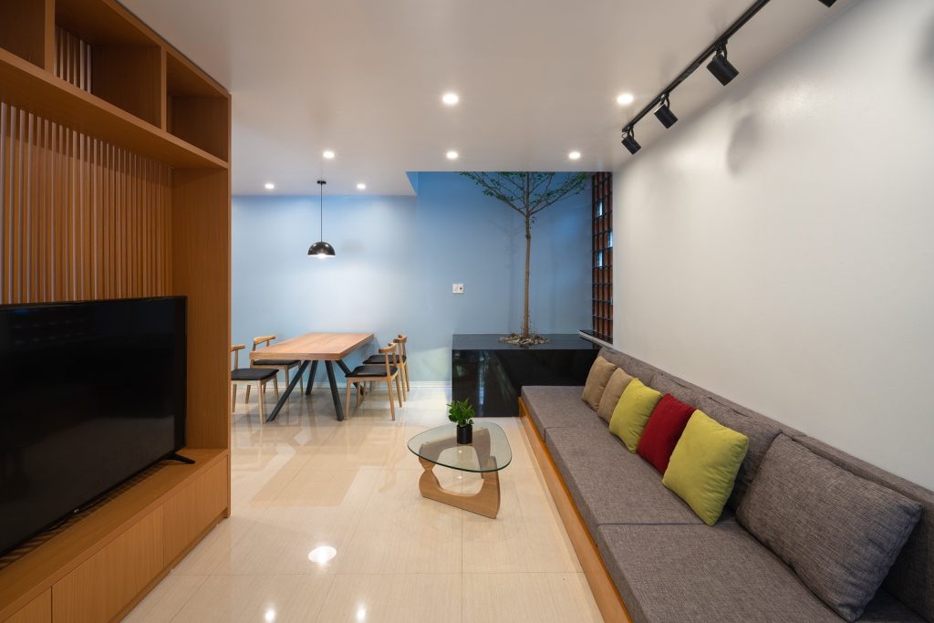vách ngăn phòng khách bằng gỗ kết hợp kệ tivi đơn giản