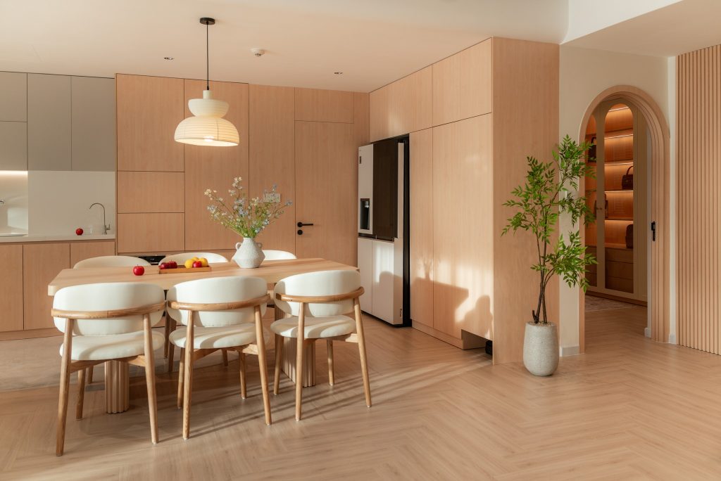 không gian bếp sử dụng ván gỗ phủ laminate sạch sẽ