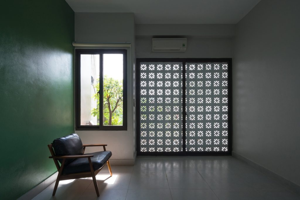 cửa nhôm vân gỗ kính trượt 2 cánh