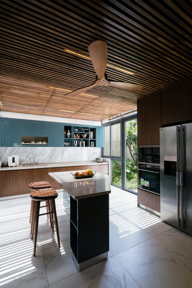 đá granite vân xám ốp vách bếp