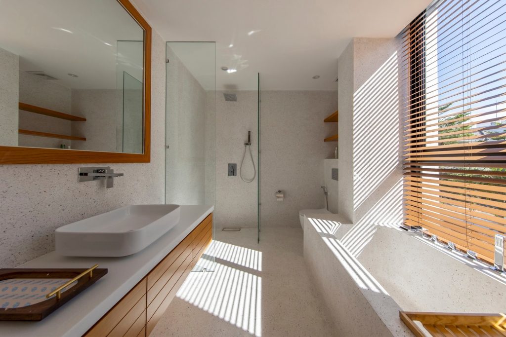 đá granite trắng chấm đỏ ốp tường phòng tắm