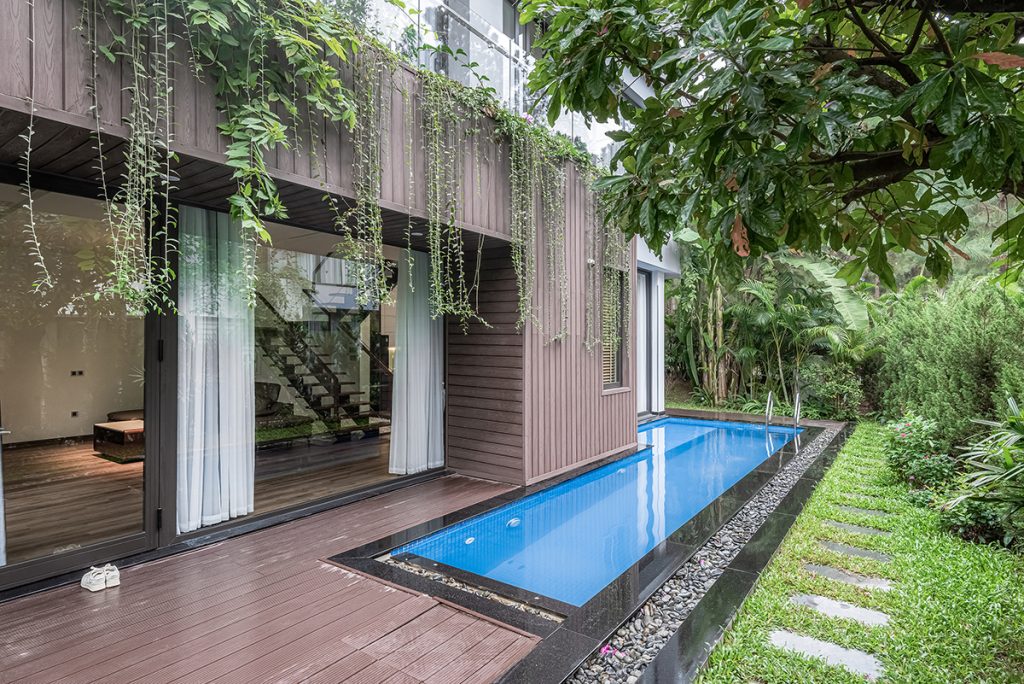 gạch mosaic ốp lát hồ bơi sạch sẽ