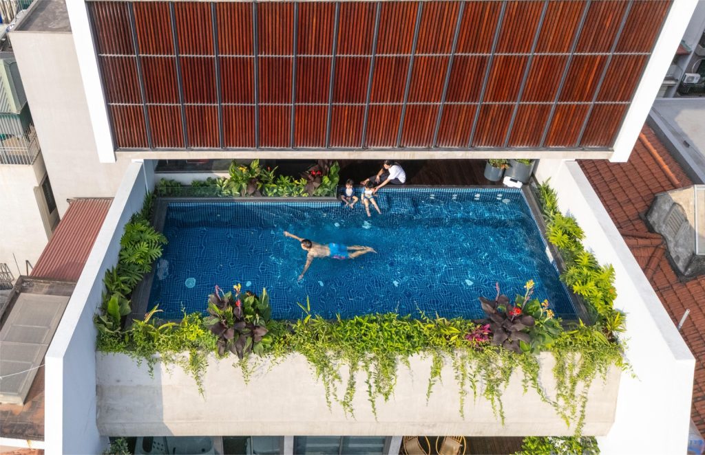 gạch mosaic thuỷ tinh màu xanh ốp lát hồ bơi