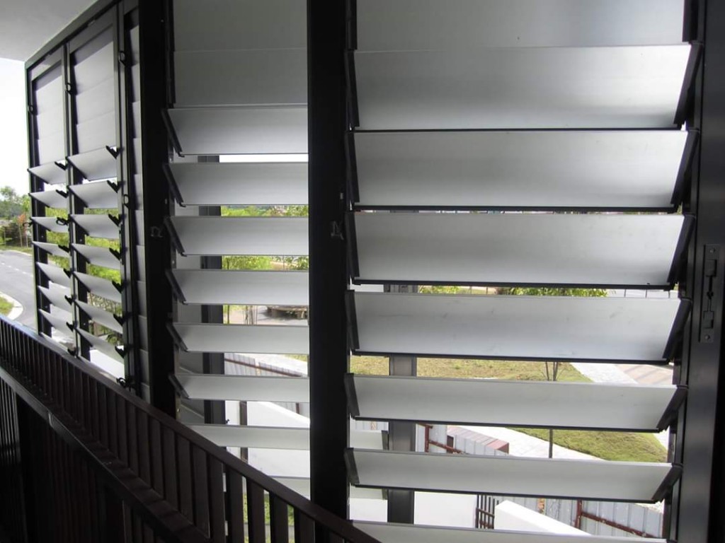 cửa chớp nhôm lật