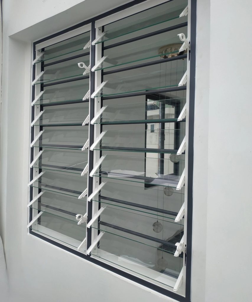 cửa chớp nhôm kính