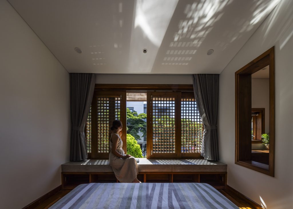 cửa sổ lùa 4 cánh bằng gỗ
