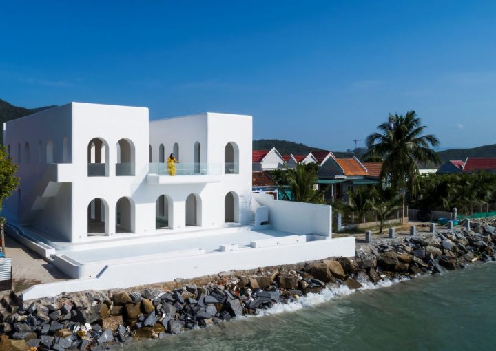 Santo by the Sea